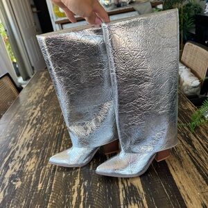 💫 NEW ⭐️ Silver Crinkle Fold-Over Heel Boots – Size 7